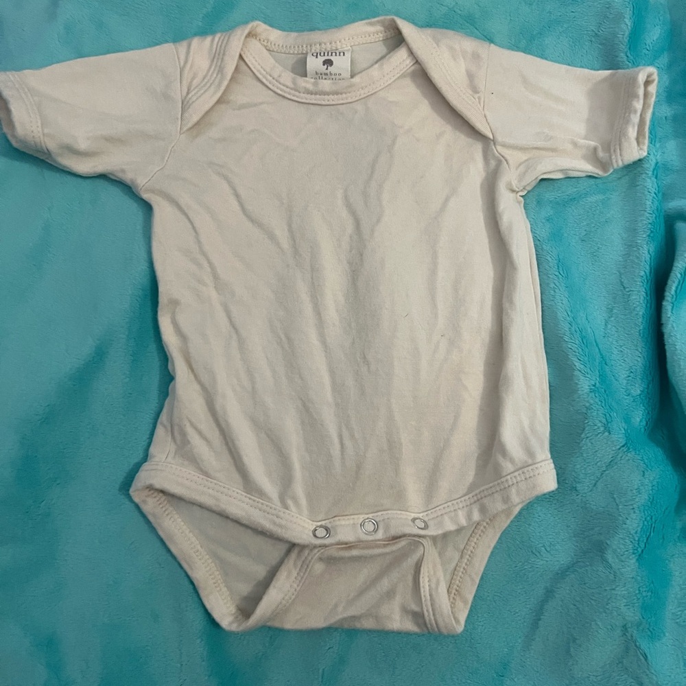 Kate Quinn Cream Short-Sleeve Baby One-Piece Bodysuit